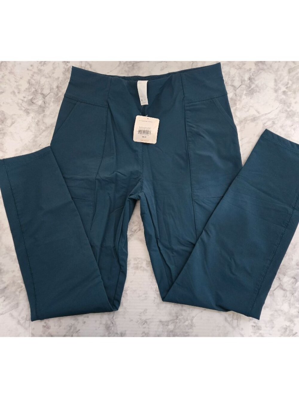 NWT Fabletics High Waisted Hybrid Cargo Pants Womens Sz M/8 (SKU 26-0124)